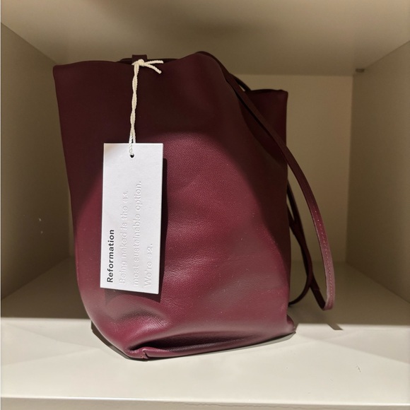 NEW! Reformation Dimitri pouch bag in ruby Burgundy Leather Bucket purse - Picture 6 of 9
